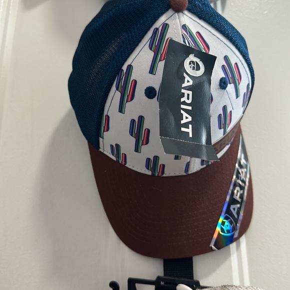 Ariat women’s cap. - Picture 2 of 3